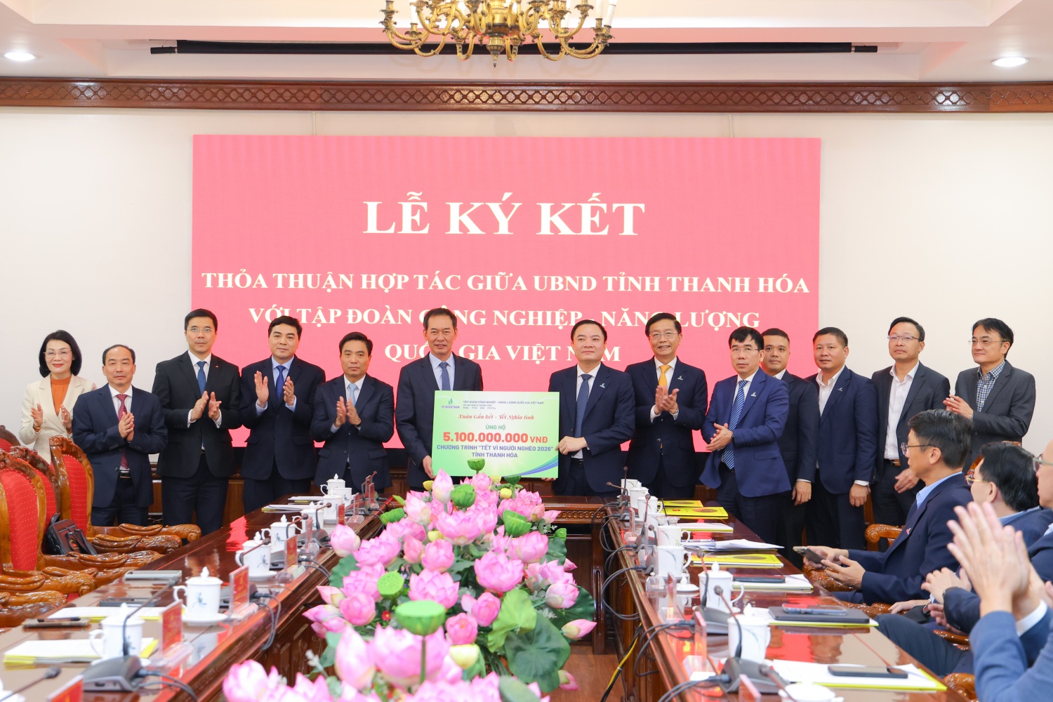 Chủ tịch HĐTV Petrovietnam Lê Ngọc Sơn trao ủng hộ đồng hành cùng chương trình “Tết vì người nghèo năm 2026” tỉnh Thanh Hóa.