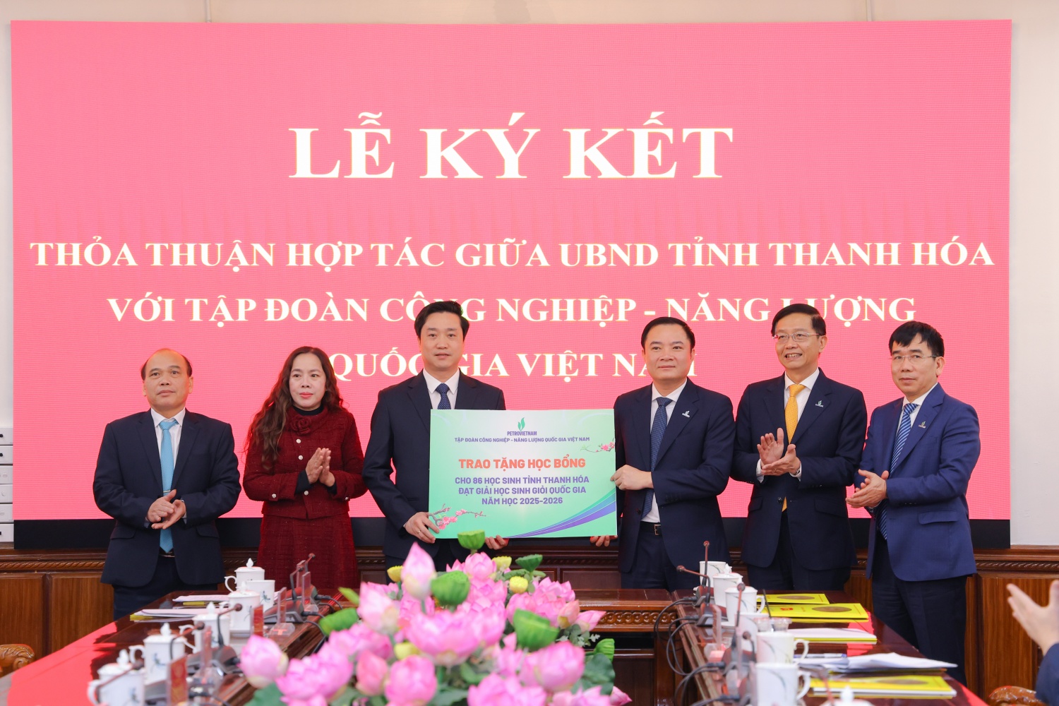 Nhân dịp này, lãnh đạo Petrovietnam trao tặng học bổng động viên các học sinh tỉnh Thanh Hóa đạt giải cao trong kỳ thi Học sinh giỏi quốc gia năm học 2025-2026