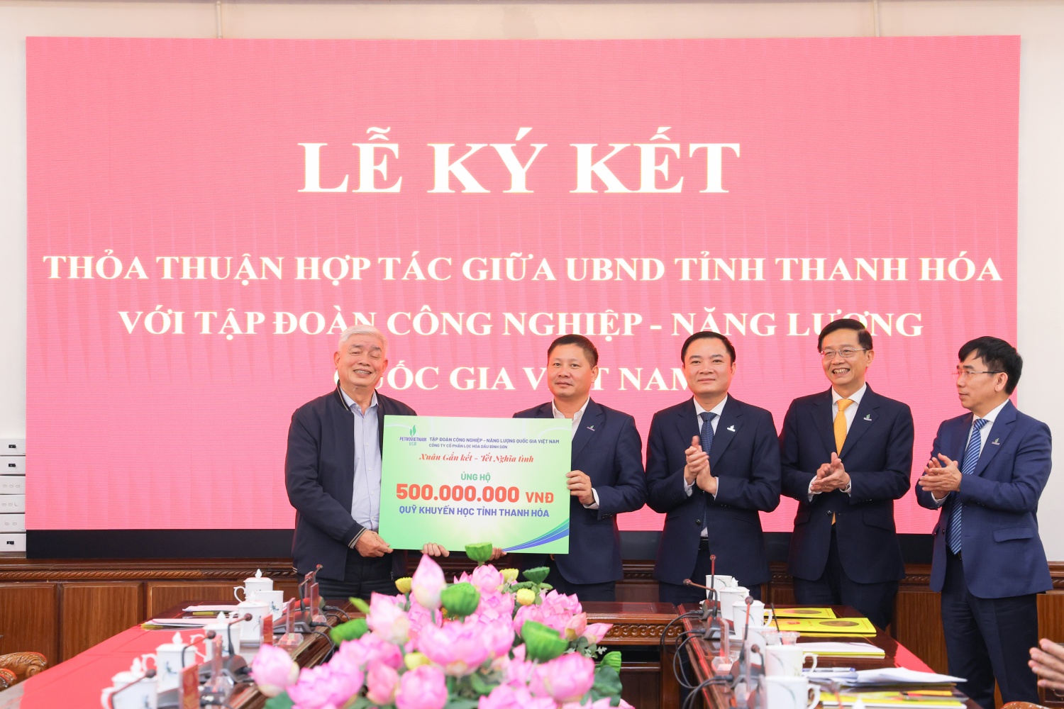 Đồng chí Bùi Ngọc Dương, Chủ tịch HĐQT Công ty Cổ phần Lọc hóa dầu Bình Sơn (BSR) - đơn vị thành viên của Petrovietnam trao ủng hộ cho Quỹ Khuyến học tỉnh Thanh Hóa