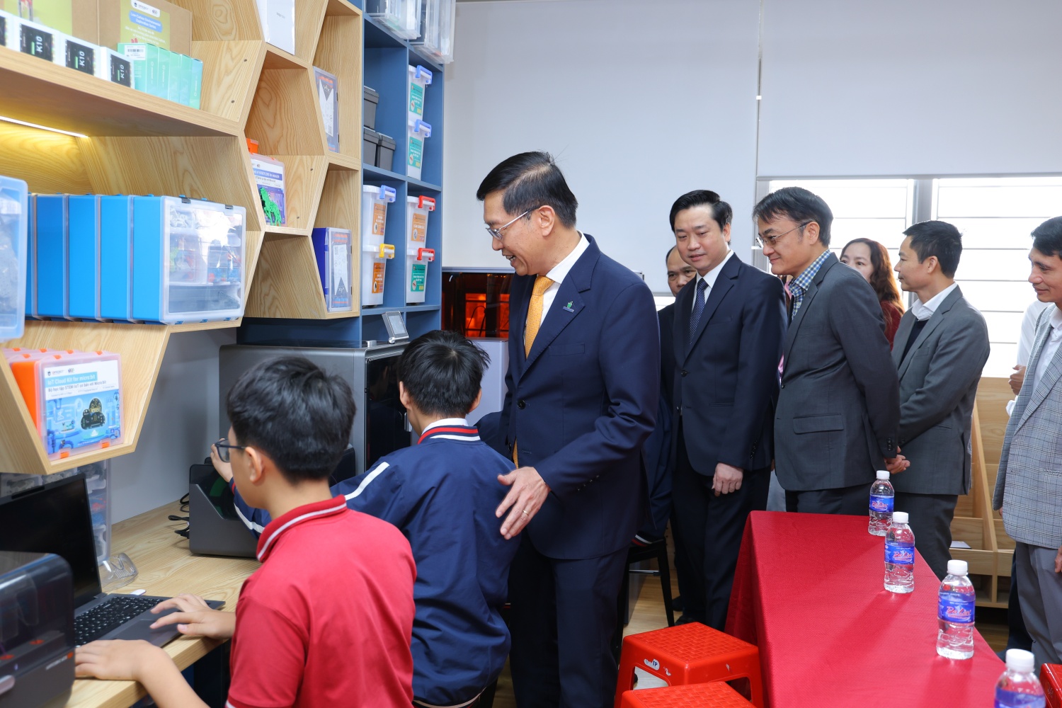 Lãnh đạo Sở Giáo dục và Đào tạo tỉnh Thanh Hóa, Petrovietnam và PTSC tham quan, động viên học sinh tại Phòng STEM Trường THCS Trần Mai Ninh