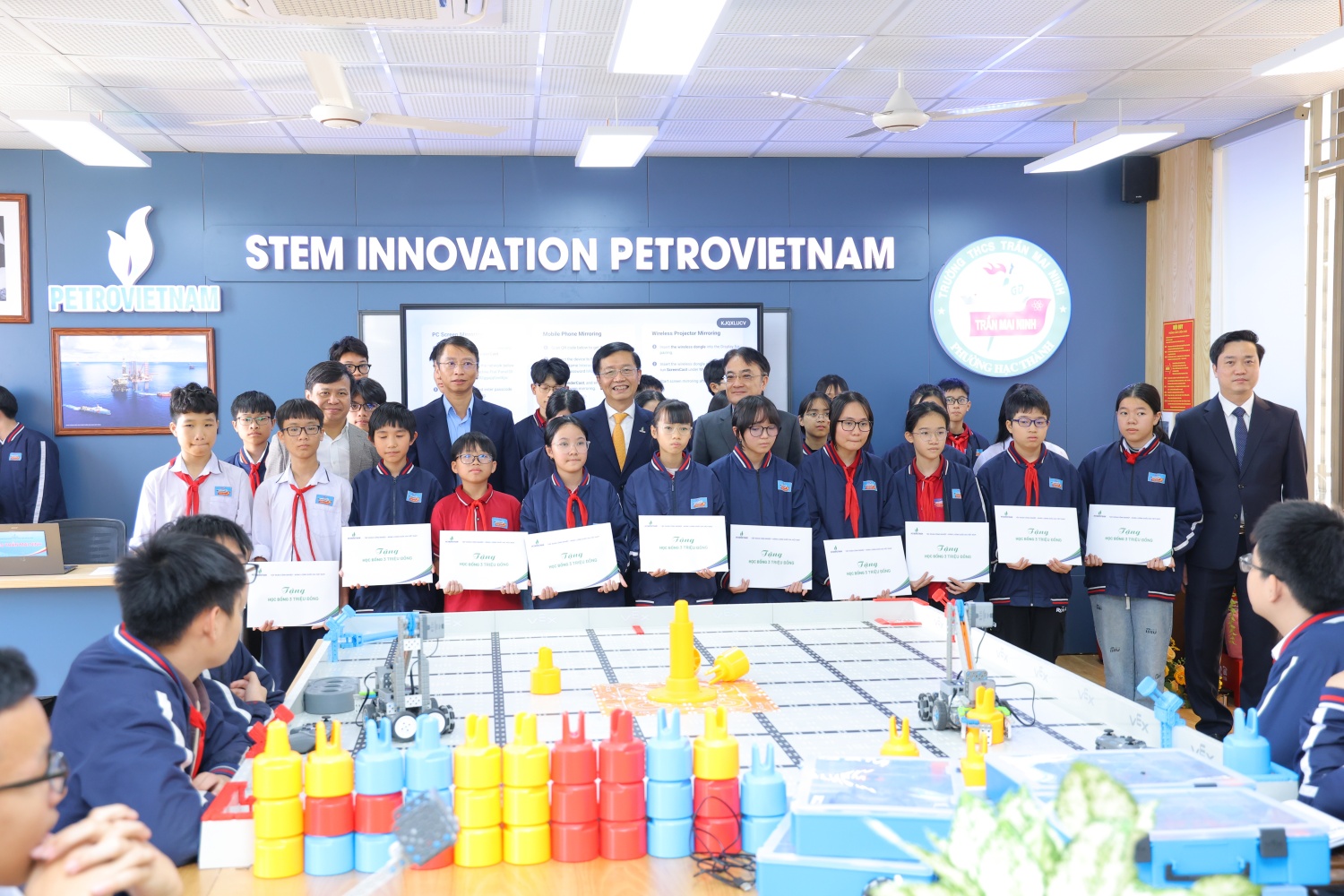 Lãnh đạo Petrovietnam, PTSC, PVTrans tặng học bổng cho các học sinh Trường THCS Trần Mai Ninh
