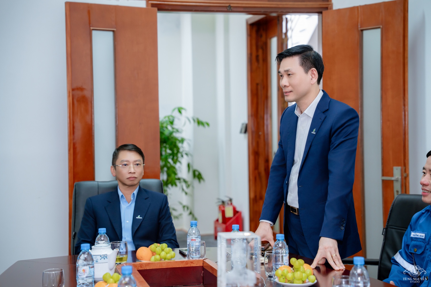Đồng chí Nguyễn Duyên Cường, Bí thư Chi bộ, Giám đốc PVNDB báo cáo tình hình sản xuất kinh doanh của Chi nhánh trong thời gian qua