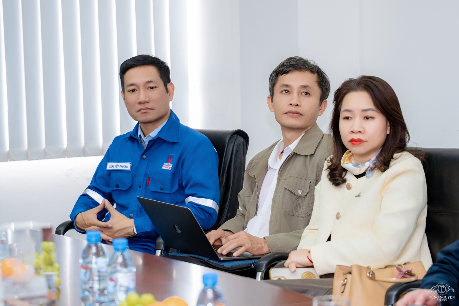 Các đại biểu lắng nghe báo cáo tại buổi làm việc
