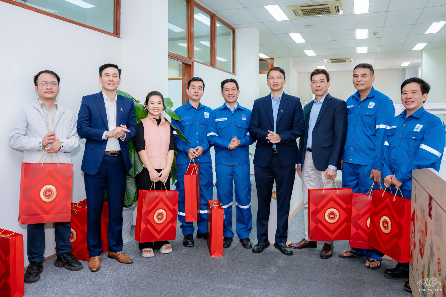 Đồng chí Trần Hồng Nam gửi lời thăm hỏi, động viên và trao quà Tết cho các cán bộ, công nhân viên và các gia đình có công với cách mạng của CBCNV Chi nhánh đang làm việc tại tỉnh Thanh Hóa