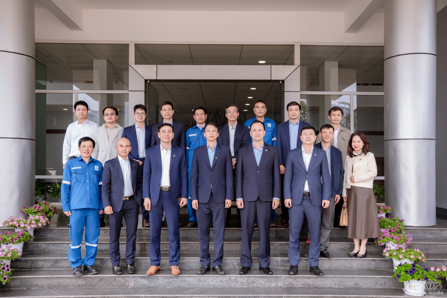 Các đại biểu tham dự buổi làm việc