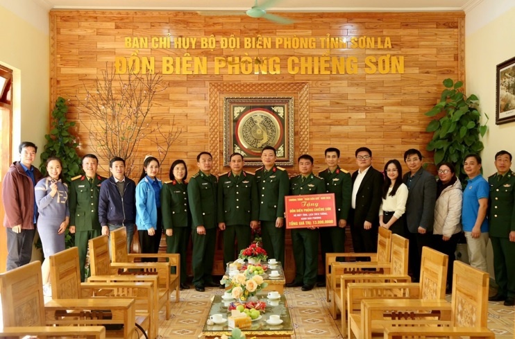 Đoàn công tác PVEP thăm và tặng quà các chiến sĩ ở Đồn biên phòng Chiềng Sơn.