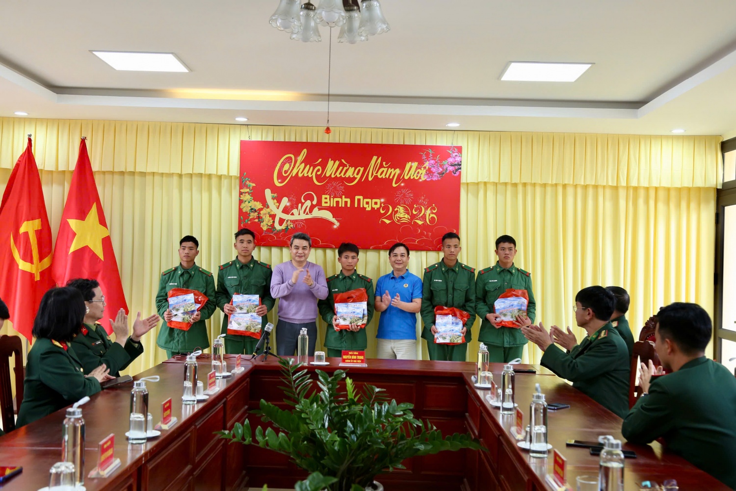 Đại diện đoàn công tác PVEP tặng quà cho các chiến sĩ tại Trung tâm Huấn luyện - Cơ động Tây Bắc.
