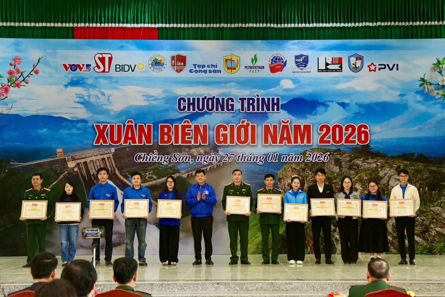 Thường trực Tỉnh đoàn Sơn La trao Bằng khen cho Đoàn Thanh niên các đơn vị đồng hành cùng Chương trình “Xuân biên giới” năm 2026.