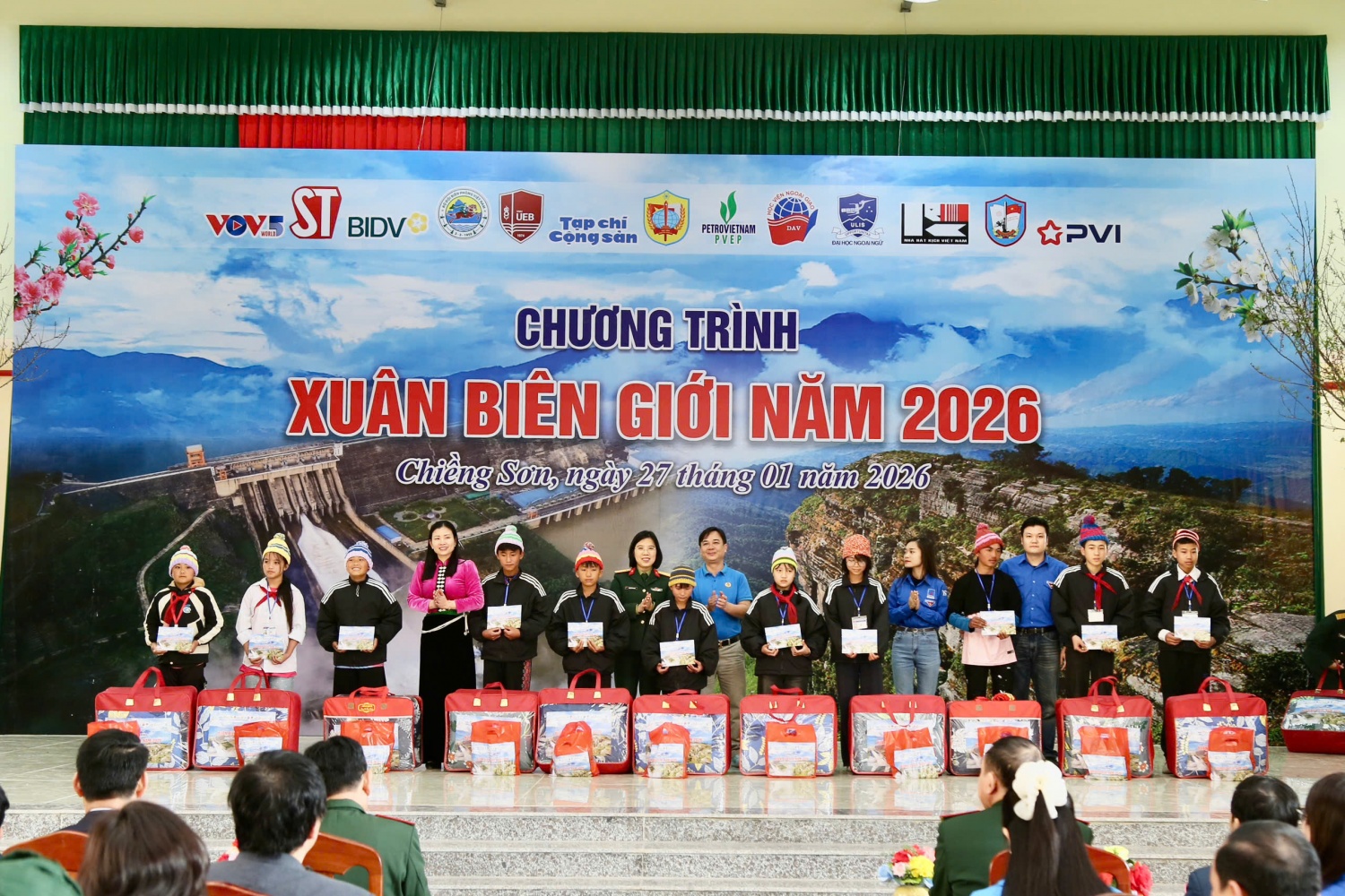 Đoàn công tác PVEP tặng quà cho các em nhỏ có hoàn cảnh khó khăn tại xã Chiềng Sơn.