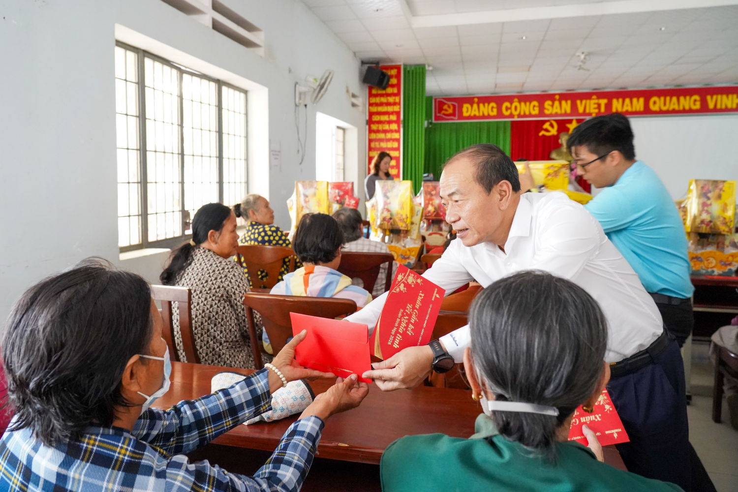 Ông Phạm Quang Dũng - Ủy viên Ban Thường vụ Đảng ủy, Chủ tịch Hội Cựu chiến binh Petrovietnam trao quà và chúc Tết cho bà con tại xã Châu Pha
