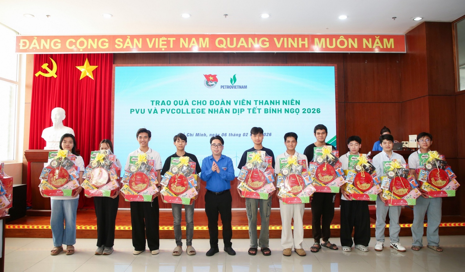 Ông Phạm Đăng An - Bí thư Đoàn Thanh niên Petrovietnam trao quà cho sinh viên có hoàn cảnh khó khăn tại Trường Đại học Dầu khí Việt Nam
