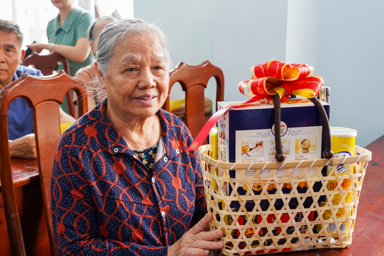 Bà Đặng Như Mai, người dân ngụ tại khu phố 3 phường Rạch Dừa xúc động khi nhận phần quà Tết
