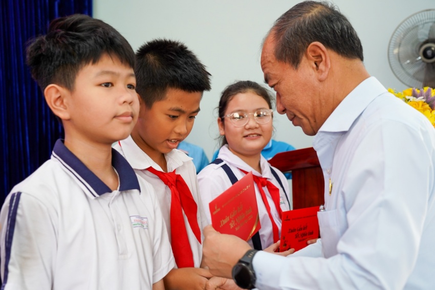 Ông Phạm Quang Dũng tặng quà cho các học sinh tại phương Rạch Dừa