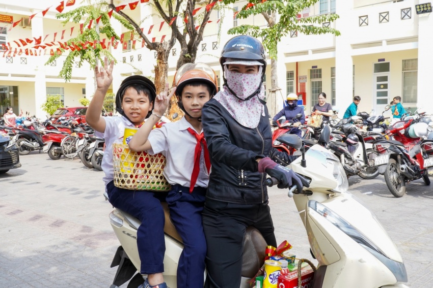 Học sinh và gia đình vui tươi, phấn khởi khi nhận quà từ chương trình: “Petrovietnam: Xuân Gắn kết - Tết Nghĩa tình”