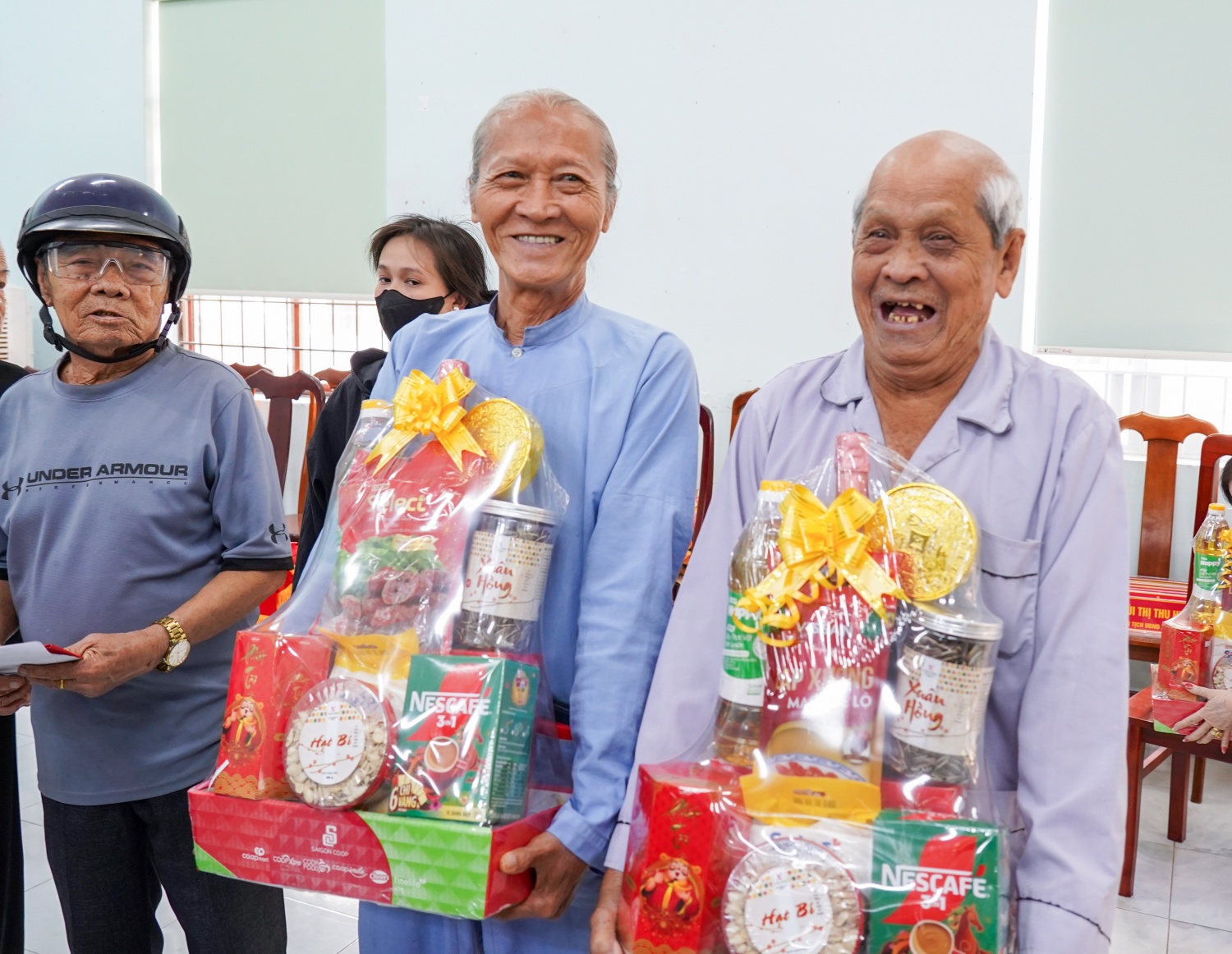 Người dân phấn khởi khi nhận quà từ chương trình “Petrovietnam: Xuân Gắn kết - Tết Nghĩa tình”