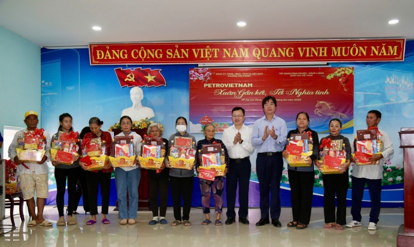 Ông Nguyễn Mạnh Kha - Chủ tịch Công đoàn Petrovietnam trao quà cho bà con tại phường Tân Phước