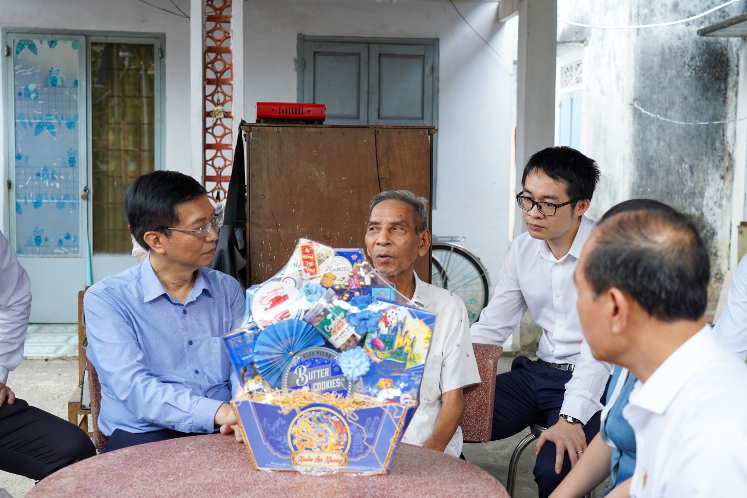 Lãnh đạo Petrovietnam trao quà cho gia đình chính sách tại phường Bà Rịa