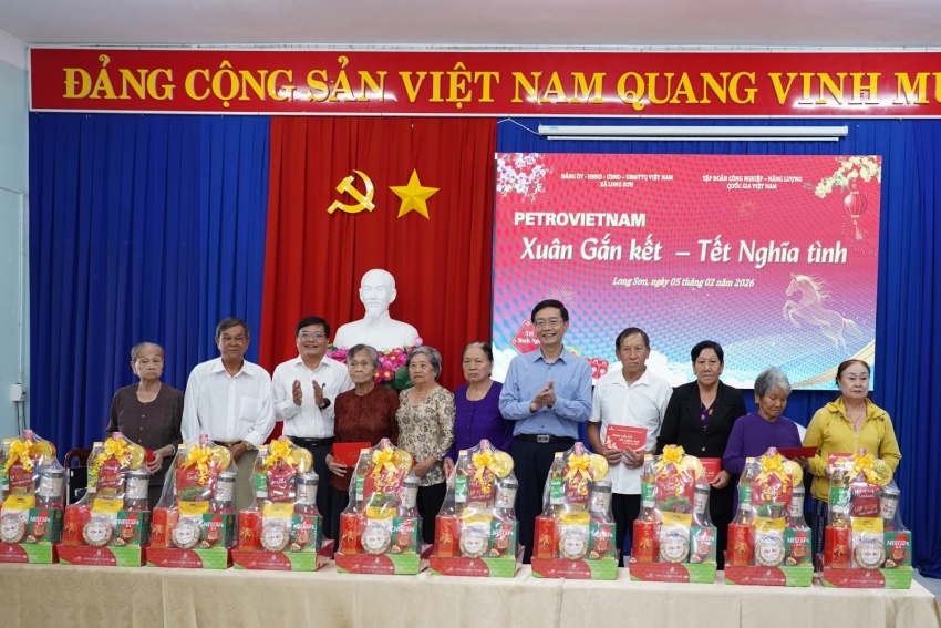 Lãnh đạo Petrovietnam trao quà cho gia đình có hoàn cảnh khó khăn và người có công với cách mạng tại xã Long Sơn
