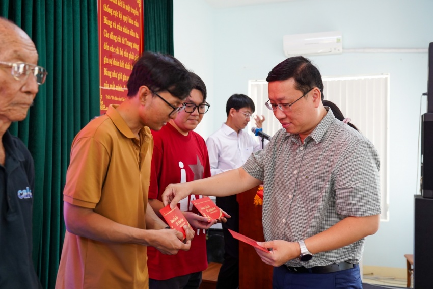 Ông Nguyễn Công Luận - Phó Tổng giám đốc PV GAS trao quà cho gia đình có hoàn cảnh khó khăn và người có công với cách mạng tại phường Tam Thắng