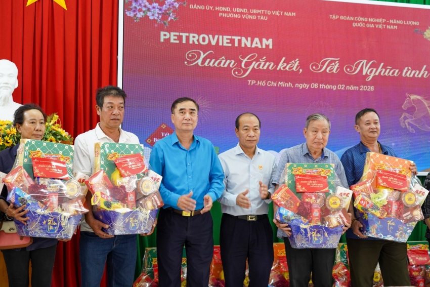 Ông Phạm Quang Dũng - Ủy viên BTV Đảng ủy, Chủ tịch Hội CCB Petrovietnam trao quà cho các gia đình có hoàn cảnh khó khăn và người có công với cách mạng tại phường Vũng Tàu
