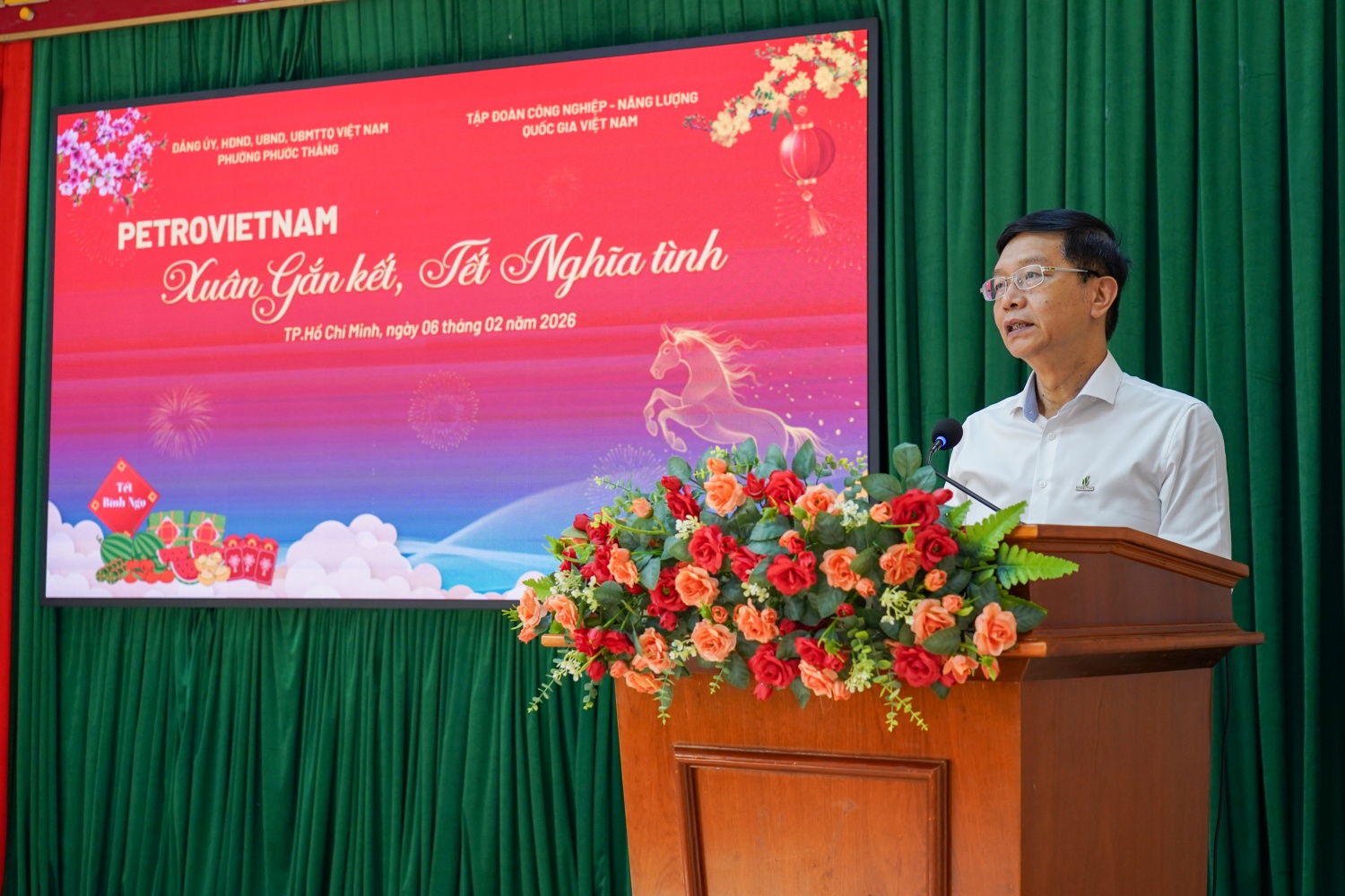 Ông Trần Quang Dũng bày tỏ sự xúc động khi trở lại vùng đất gắn bó lâu dài với ngành năng lượng dầu khí: “Bà Rịa - Vũng Tàu, nơi có căn cứ lớn nhất và quan trọng nhất của Petrovietnam, luôn là địa bàn trọng yếu. Chính vì thế, hằng năm vào dịp Tết, chúng tôi đều tổ chức các đoàn công tác về đây để gửi lời tri ân tới lãnh đạo địa phương và bà con nhân dân”