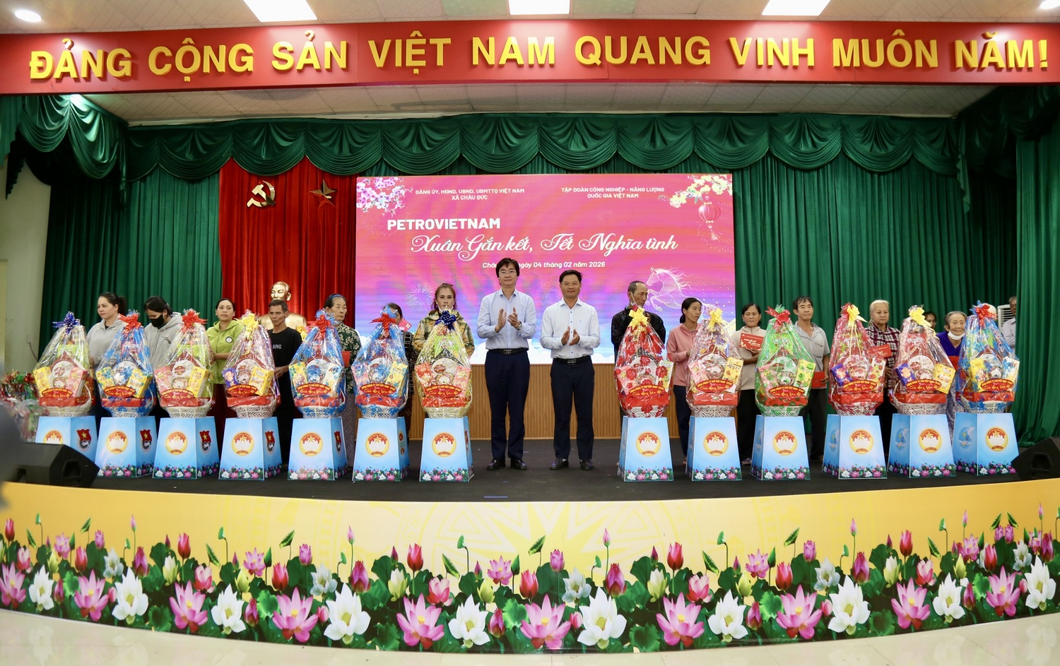 Ông Nguyễn Mạnh Kha trao quà cho bà con tại xã Châu Đức