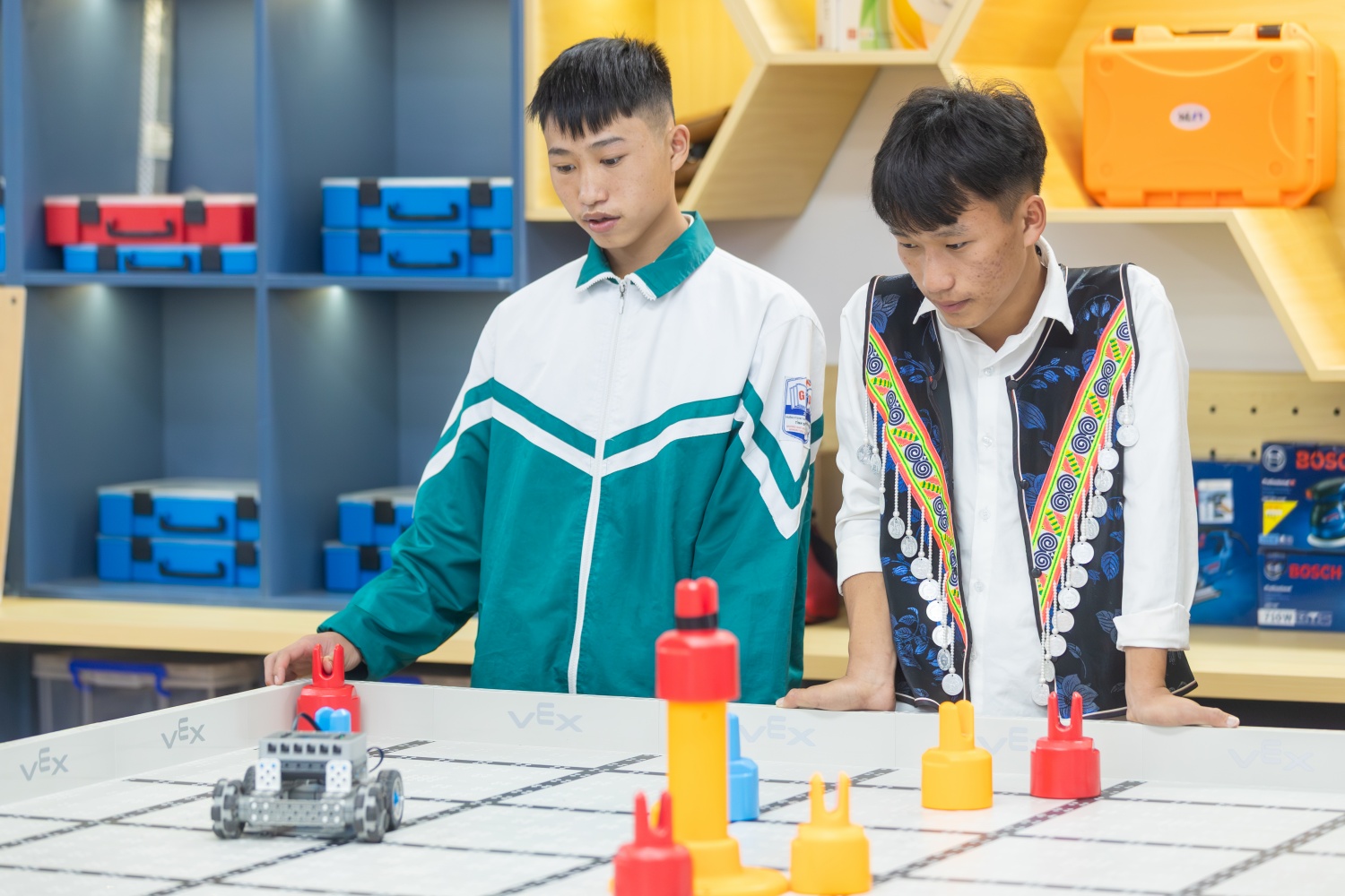 Phòng STEM Innovation Petrovietnam chính thức được bàn giao, đi vào sử dụng tại Trường PTDTNT THPT Mường Nhé.
