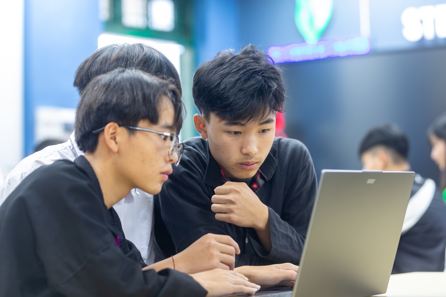 Học sinh lớp 12 Trường PTDTNT THPT Mường Nhé háo hức khi được học tập tại phòng STEM, giúp các em tự tin hơn trong kỳ thi đại học sắp tới.