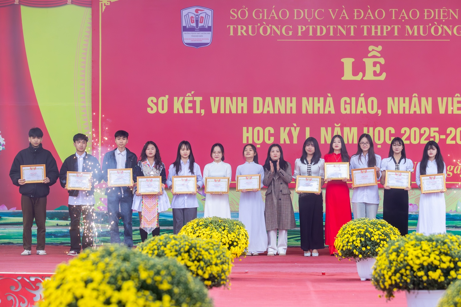 Lễ sơ kết học kỳ I năm học 2025-2026 của Trường PTDTNT THPT Mường Nhé ghi nhận nhiều học sinh đạt thành tích cao trong học tập.