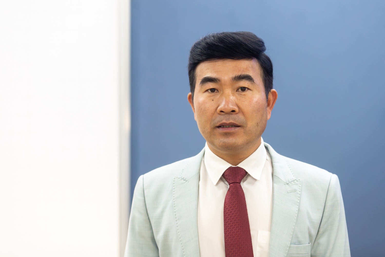 Thầy Phạm Văn Hạ - Hiệu trưởng Trường PTDTNT THPT Mường Nhé: Sự hiện diện của phòng STEM không chỉ khơi dậy niềm say mê khoa học mà còn giúp học sinh vùng cao tự tin hơn. Đây không chỉ là sự quan tâm về cơ sở vật chất, mà còn thể hiện trách nhiệm xã hội sâu sắc của Petrovietnam đối với giáo dục vùng sâu, vùng xa.