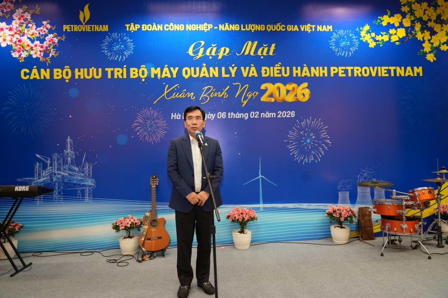 Đồng chí Lê Xuân Huyên, Phó Tổng Giám đốc Phụ trách Ban điều hành Tập đoàn phát biểu tri ân đóng góp của các thế hệ lãnh đạo và cán bộ hưu trí Tập đoàn