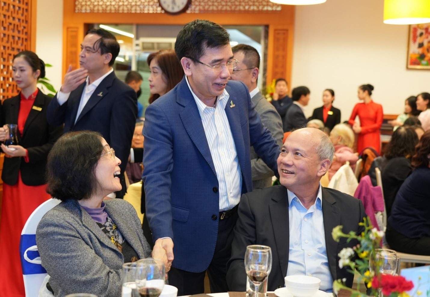 Phó Tổng Giám đốc Phụ trách Ban điều hành Tập đoàn Lê Xuân Huyên thăm hỏi, chúc sức khỏe các đồng chí nguyên lãnh đạo Tập đoàn