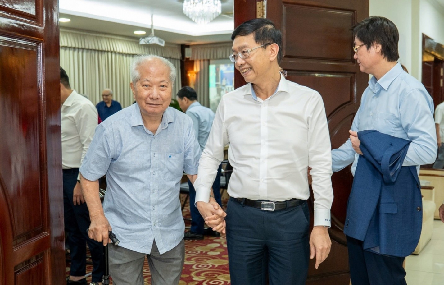 Đồng chí Trần Quang Dũng, Phó Bí thư Thường trực Đảng ủy Tập đoàn gửi lời hỏi thăm sức khoẻ các đồng chí nguyên lãnh đạo Tập đoàn