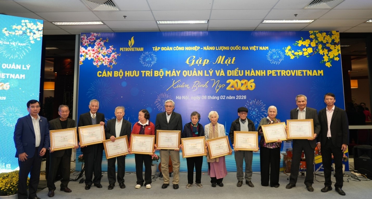 Đồng chí Lê Xuân Huyên, Phó Tổng Giám đốc Phụ trách Ban điều hành Tập đoàn và đồng chí Trần Hồng Nam, Thành viên HĐTV Tập đoàn mừng thọ các cán bộ hưu trí tuổi 80, 95
