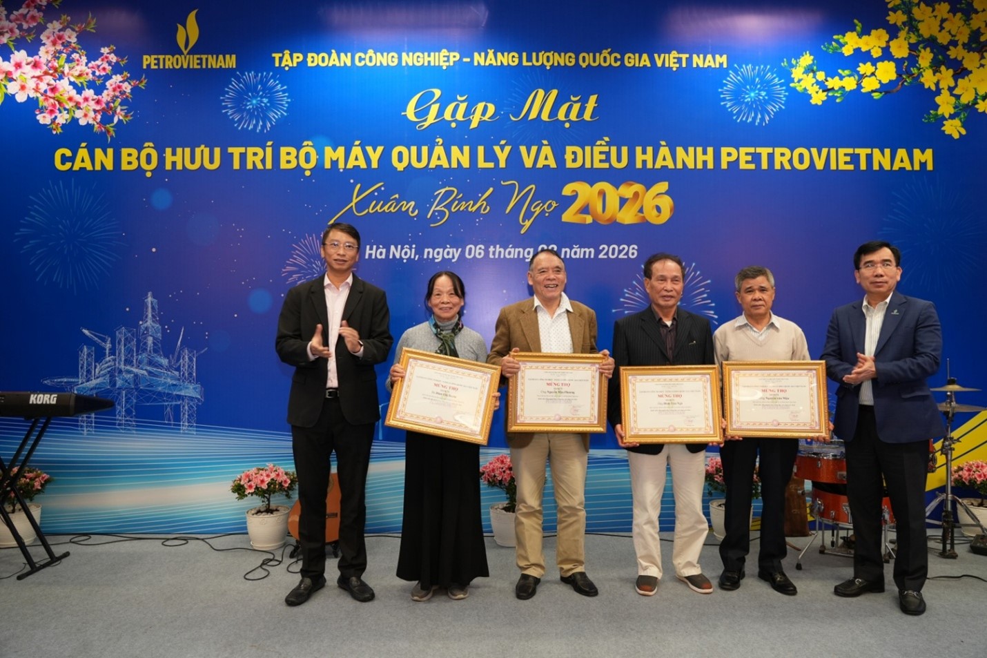Đồng chí Lê Xuân Huyên, Phó Tổng Giám đốc Phụ trách Ban điều hành Tập đoàn và đồng chí Trần Hồng Nam, Thành viên HĐTV Tập đoàn mừng thọ các cán bộ hưu trí tuổi 75
