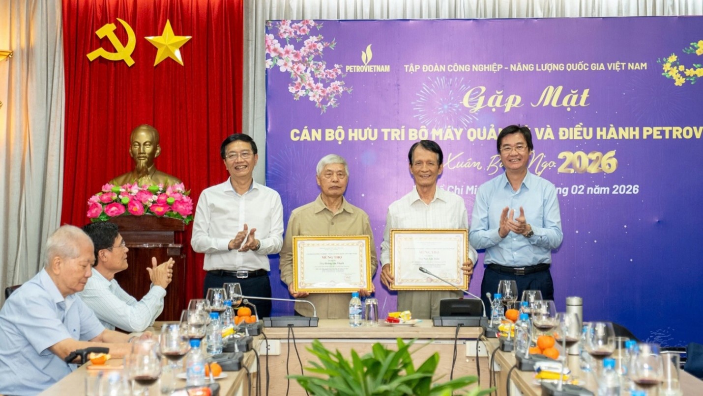 Đồng chí Trần Quang Dũng, Phó Bí thư Thường trực Đảng ủy Tập đoàn và đồng chí Nguyễn Mạnh Kha, Chủ tịch Công đoàn Tập đoàn mừng thọ các cán bộ hưu trí tuổi 75 tại điểm cầu TP. Hồ Chí Minh