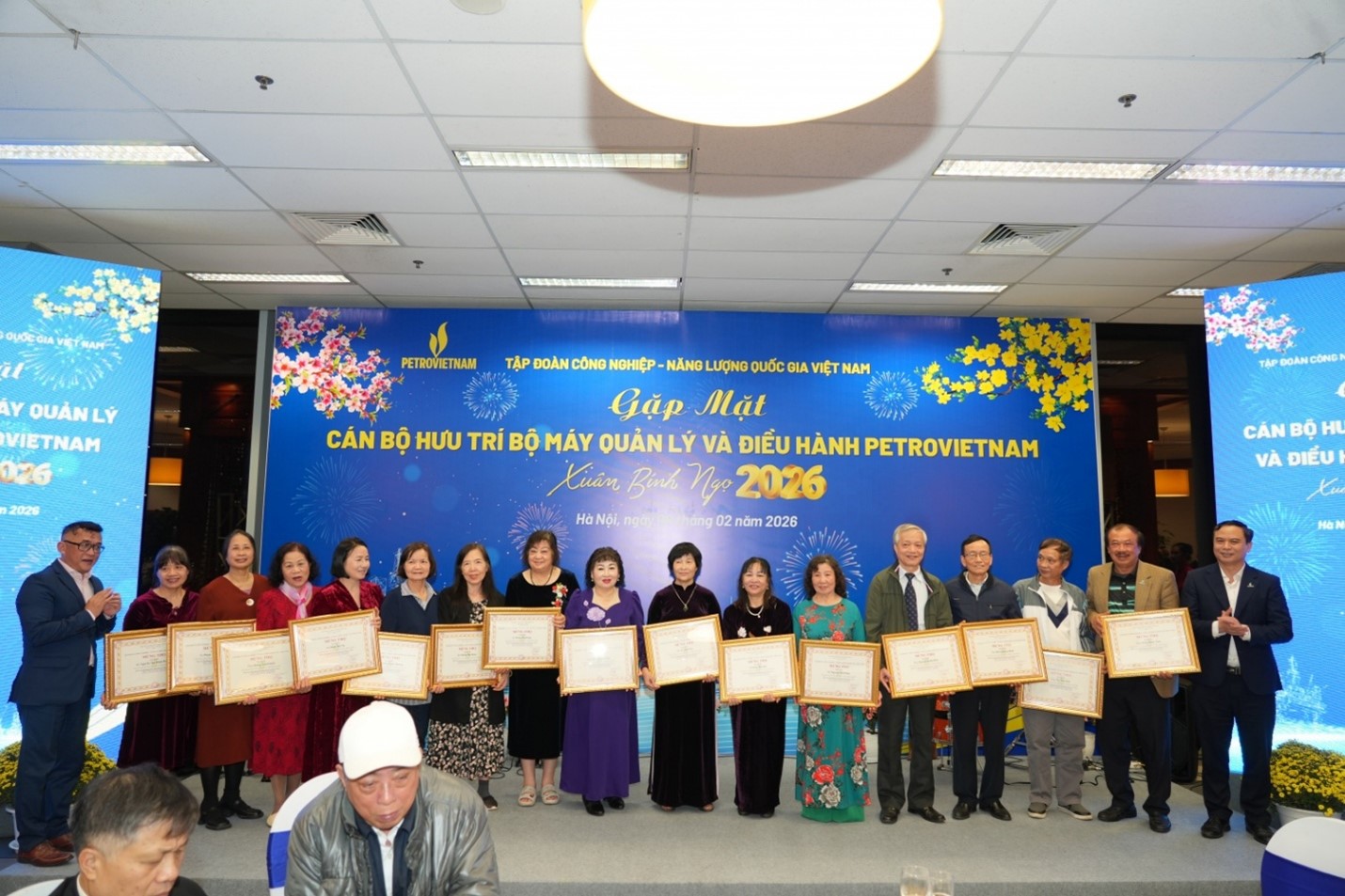 Đồng chí Phan Tử Giang, Phó Tổng Giám đốc Tập đoàn và đồng chí Đặng Văn Huệ, Chủ tịch Công đoàn Bộ máy QL&ĐH Tập đoàn mừng thọ các cán bộ hưu trí tuổi 65, 70