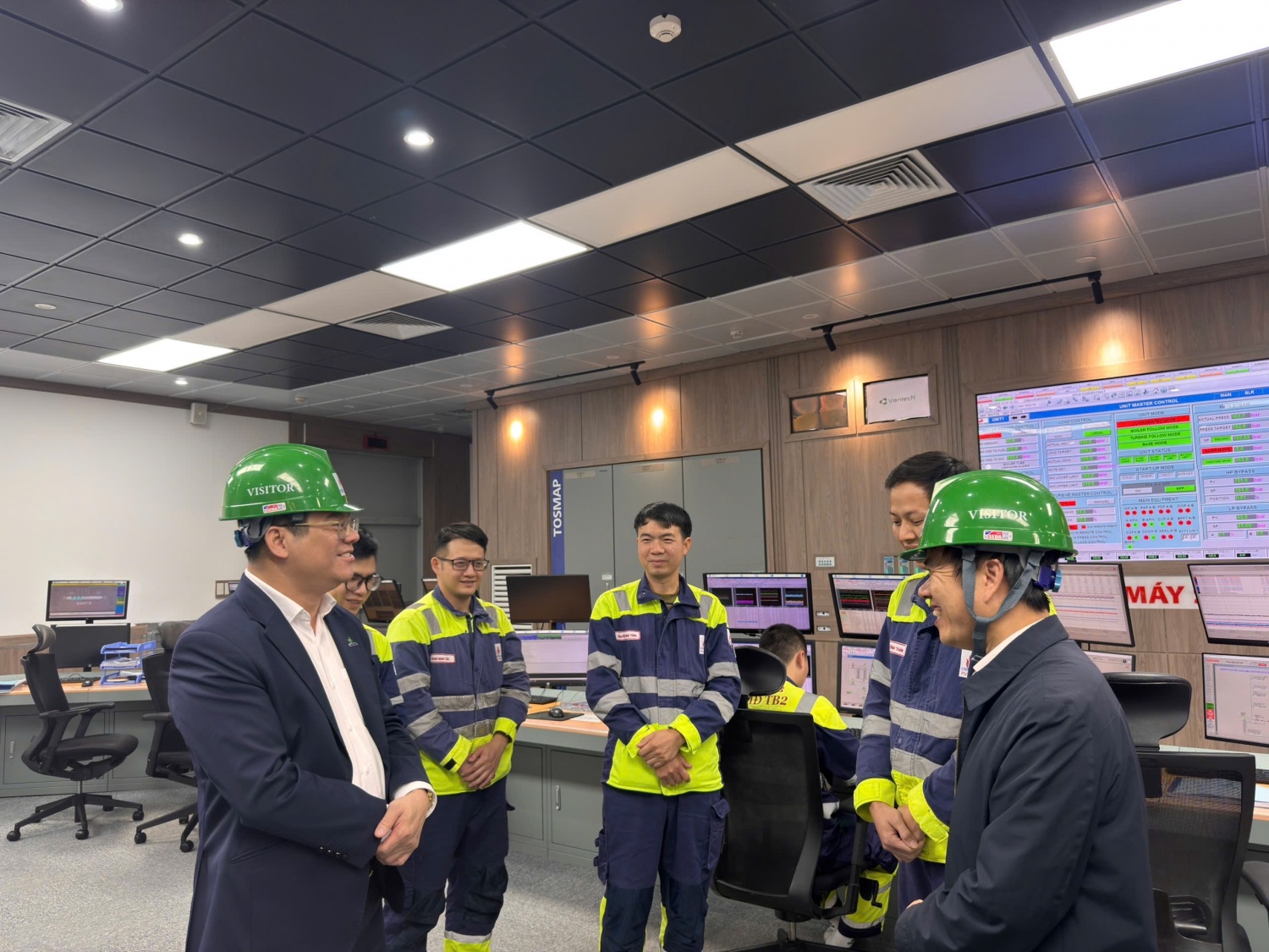Ông Nguyễn Văn Tá thăm hỏi đời sống cán bộ, người lao động tại NMNĐ Thái Bình 2.