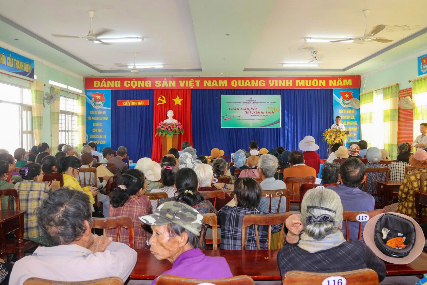Toàn cảnh chương trình trao trực tiếp các phần quà cho bà con, người dân xã Vĩnh Hải (Khánh Hòa) trong chương trình “Petrovietnam: Xuân Gắn kết - Tết Nghĩa tình” năm 2026.
