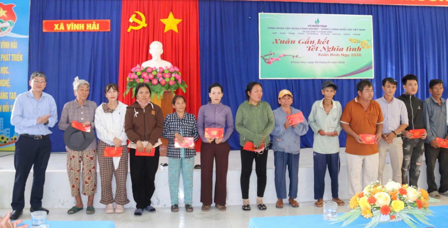 Xã Vĩnh Hải là địa phương còn nhiều khó khăn, người dân chủ yếu sống dựa vào nông nghiệp, nghề biển và một số hoạt động du lịch nhỏ lẻ. Do đó, việc hỗ trợ của Petrovietnam dịp Tết cũng đã giúp nhiều người dân ấm lòng, yên tâm đón Tết.