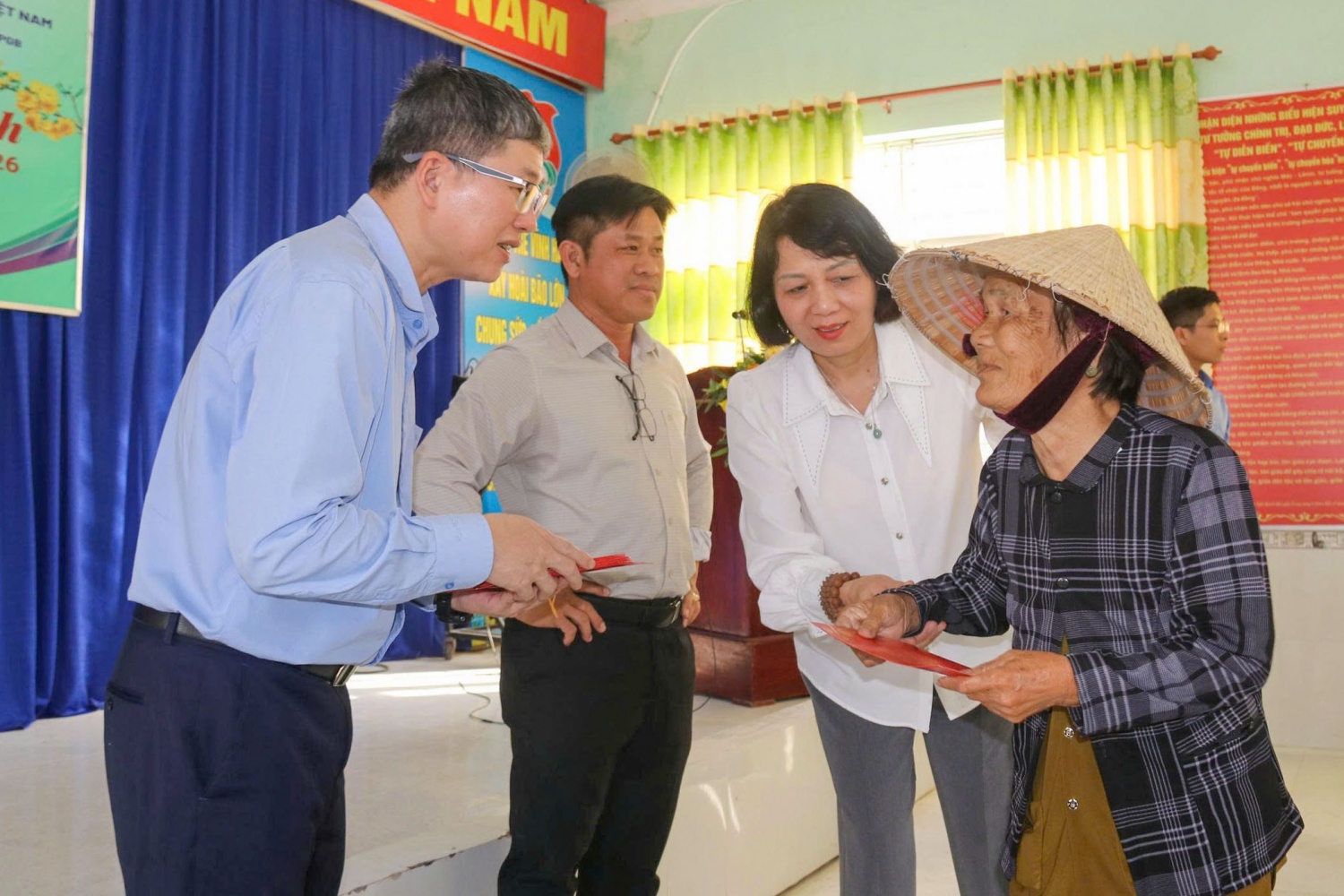Người dân nhận các phần quà Tết từ Petrovietnam.