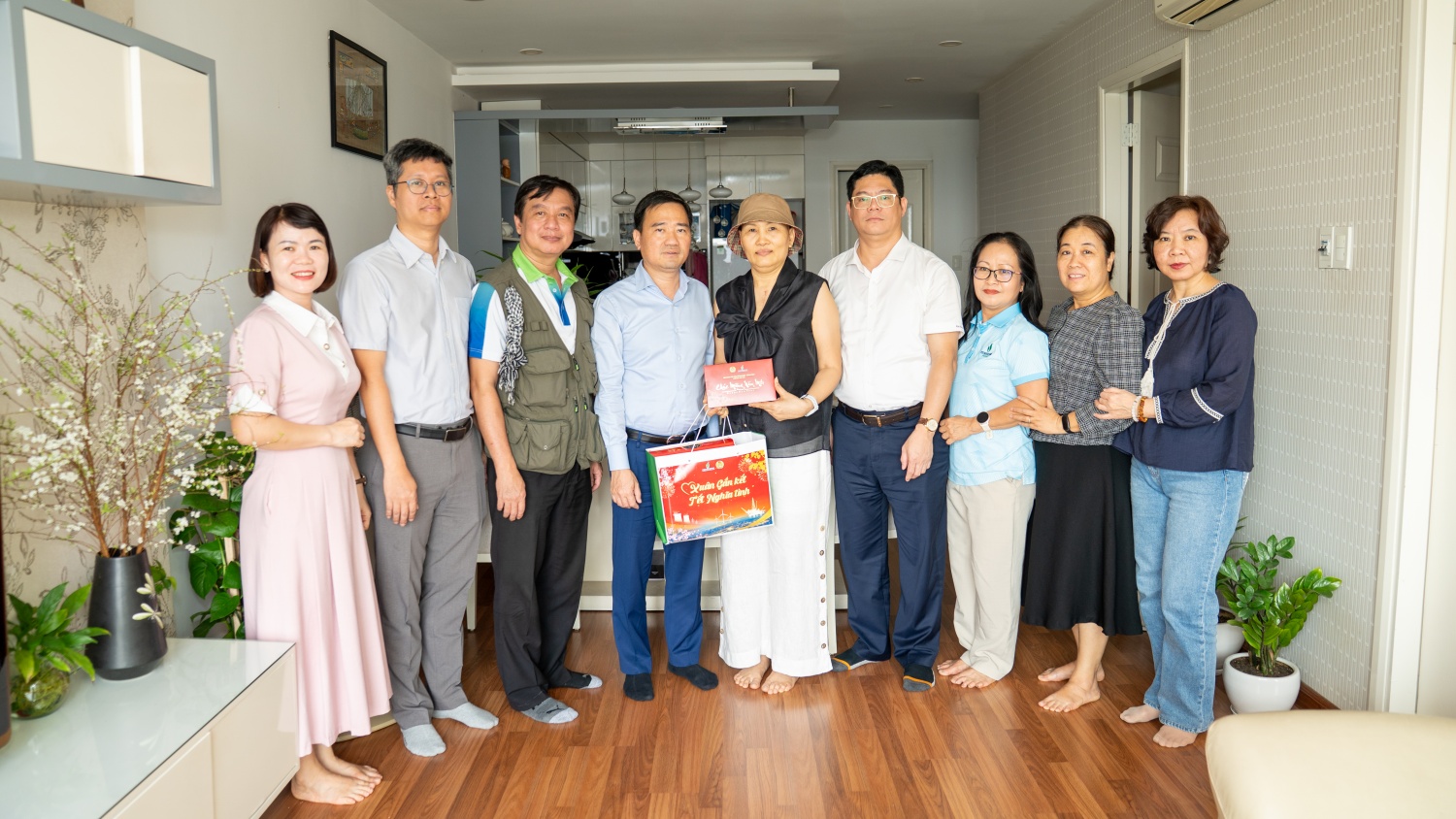 Ông Vũ Anh Tuấn cùng các thành viên đoàn công tác thăm hỏi động viên chị Trần Thị Thanh Hảo.