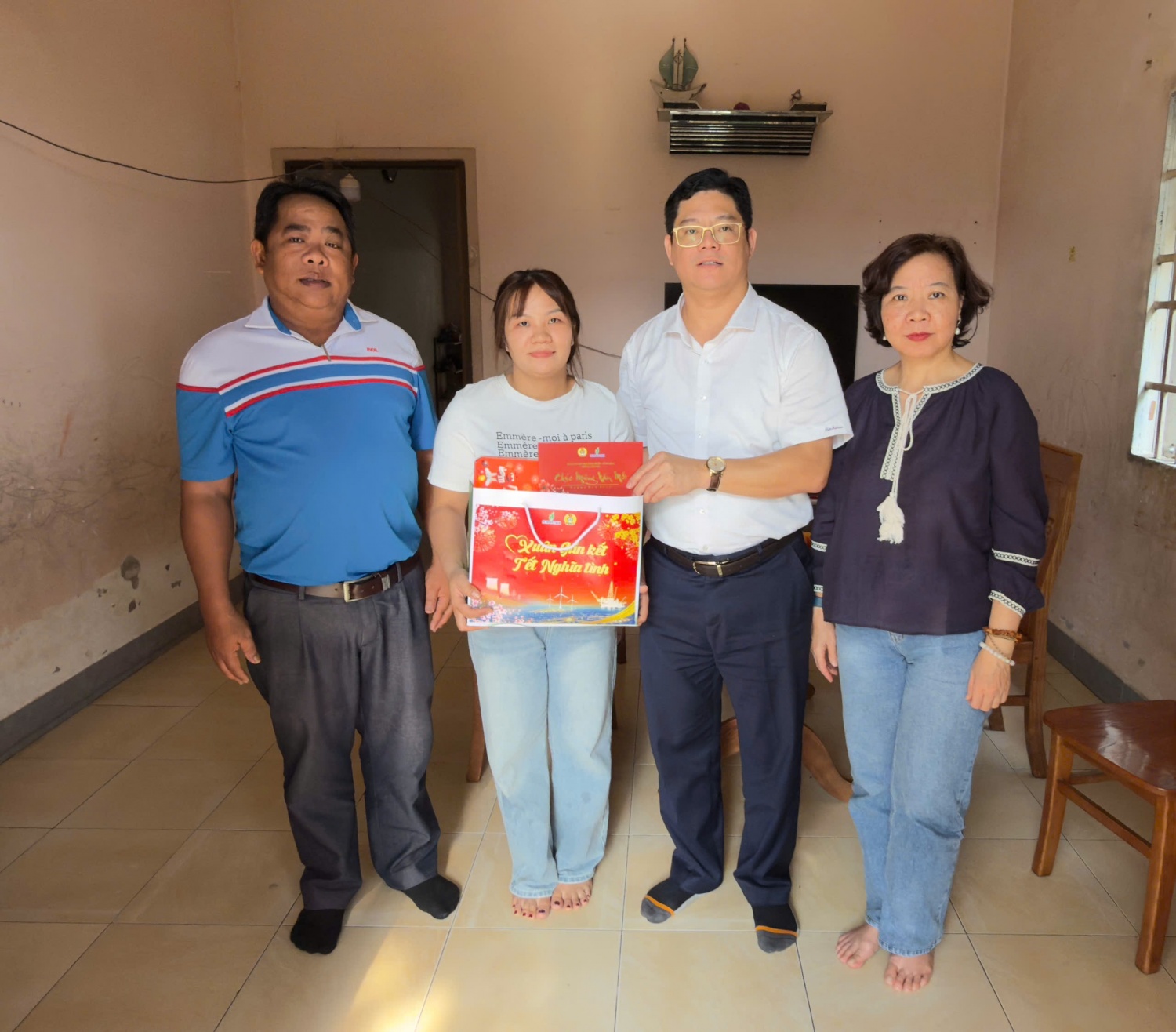 Ông Nguyễn Văn Tá trao món quà Tết của Công đoàn Petrovietnam đến chị Nguyễn Thị Lợi.