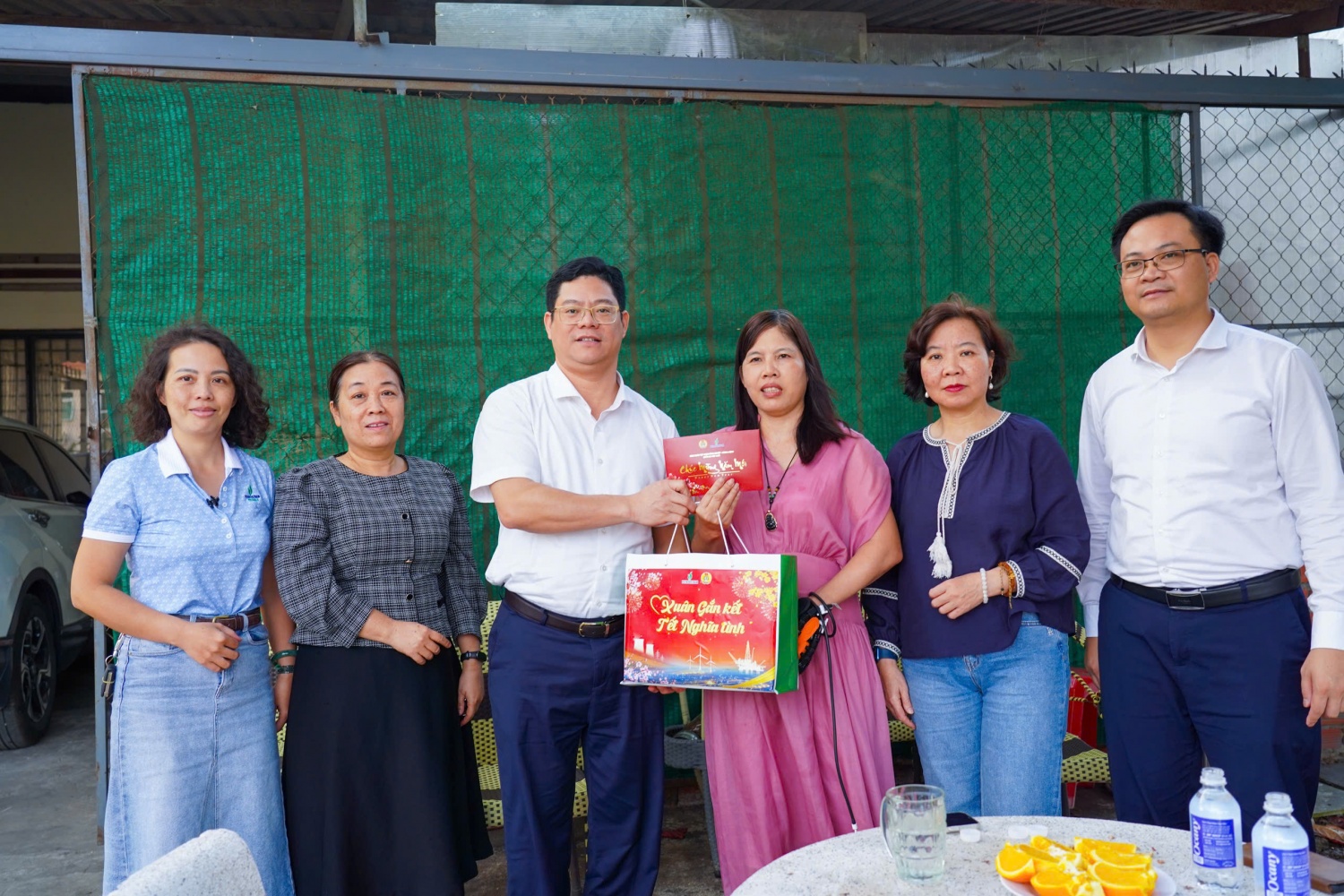 Những phần quà Tết được trao tận tay người lao động không chỉ mang ý nghĩa hỗ trợ vật chất, mà còn thể hiện sự sẻ chia, đồng hành của tổ chức Công đoàn Petrovietnam.