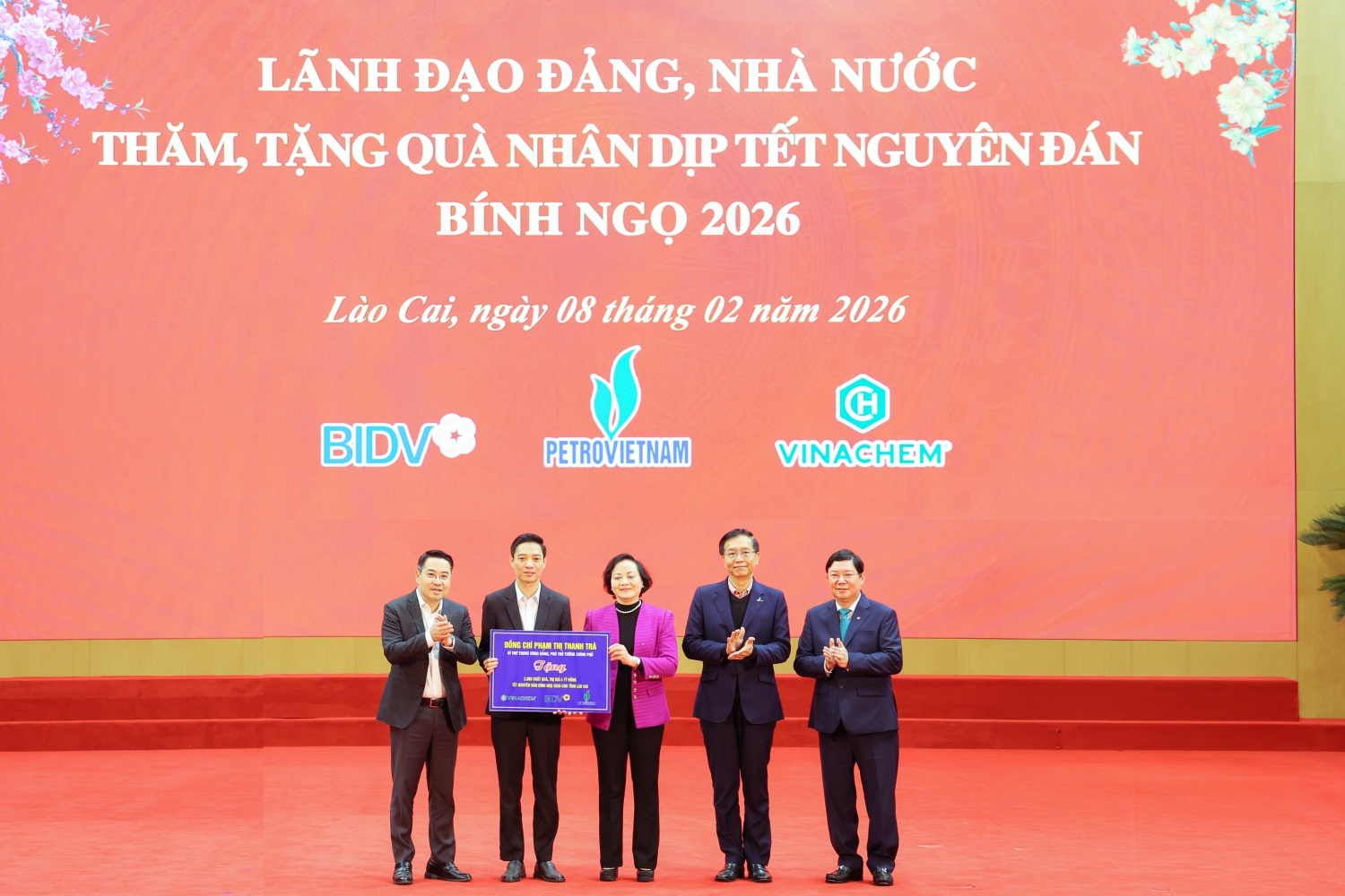 Phó Thủ tướng Phạm Thị Thanh Trà cùng các thành viên đoàn công tác tặng quà hỗ trợ tỉnh Lào Cai chăm lo cho nhân dân đón Tết