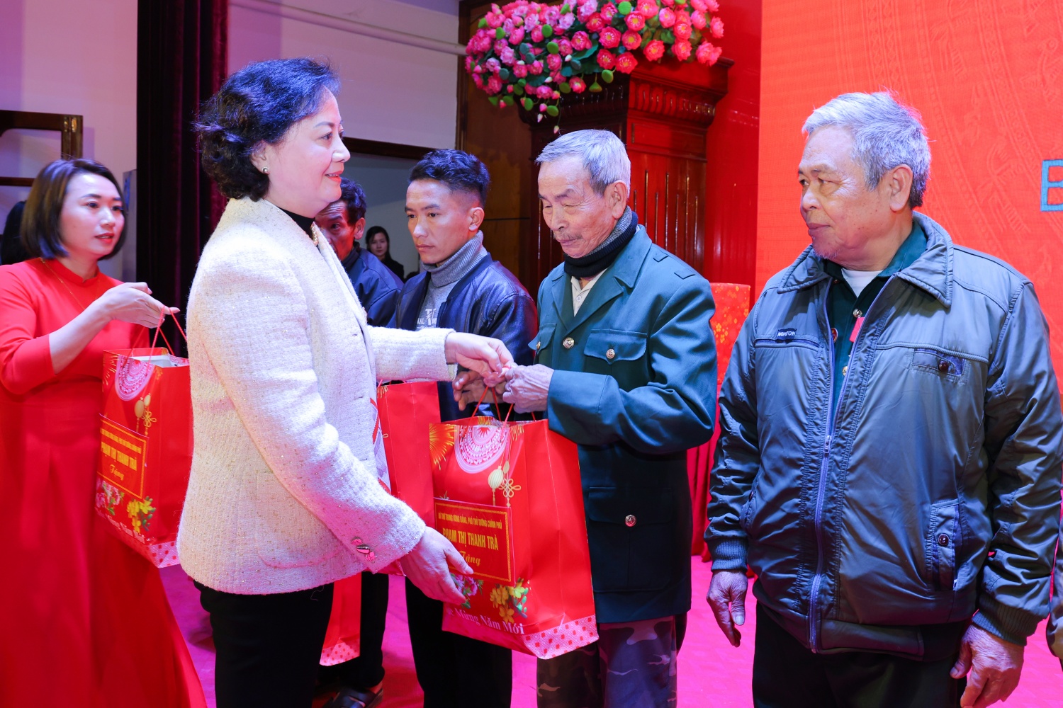 Phó Thủ tướng Chính phủ trao quà cho các hộ gia đình nghèo, gia đình chính sách, người có công trên địa bàn tỉnh
