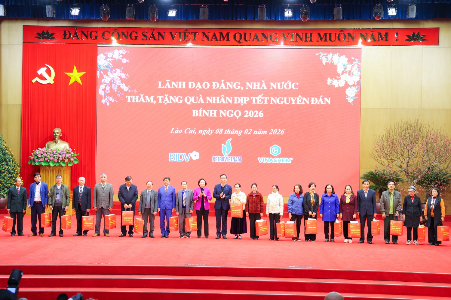 Phó Thủ tướng Phạm Thị Thanh Trà và đồng chí Trần Quang Dũng, Phó Bí thư thường trực Đảng ủy Petrovietnam trao quà Tết cho đại diện các hộ gia đình trên địa bàn phường Yên Bái