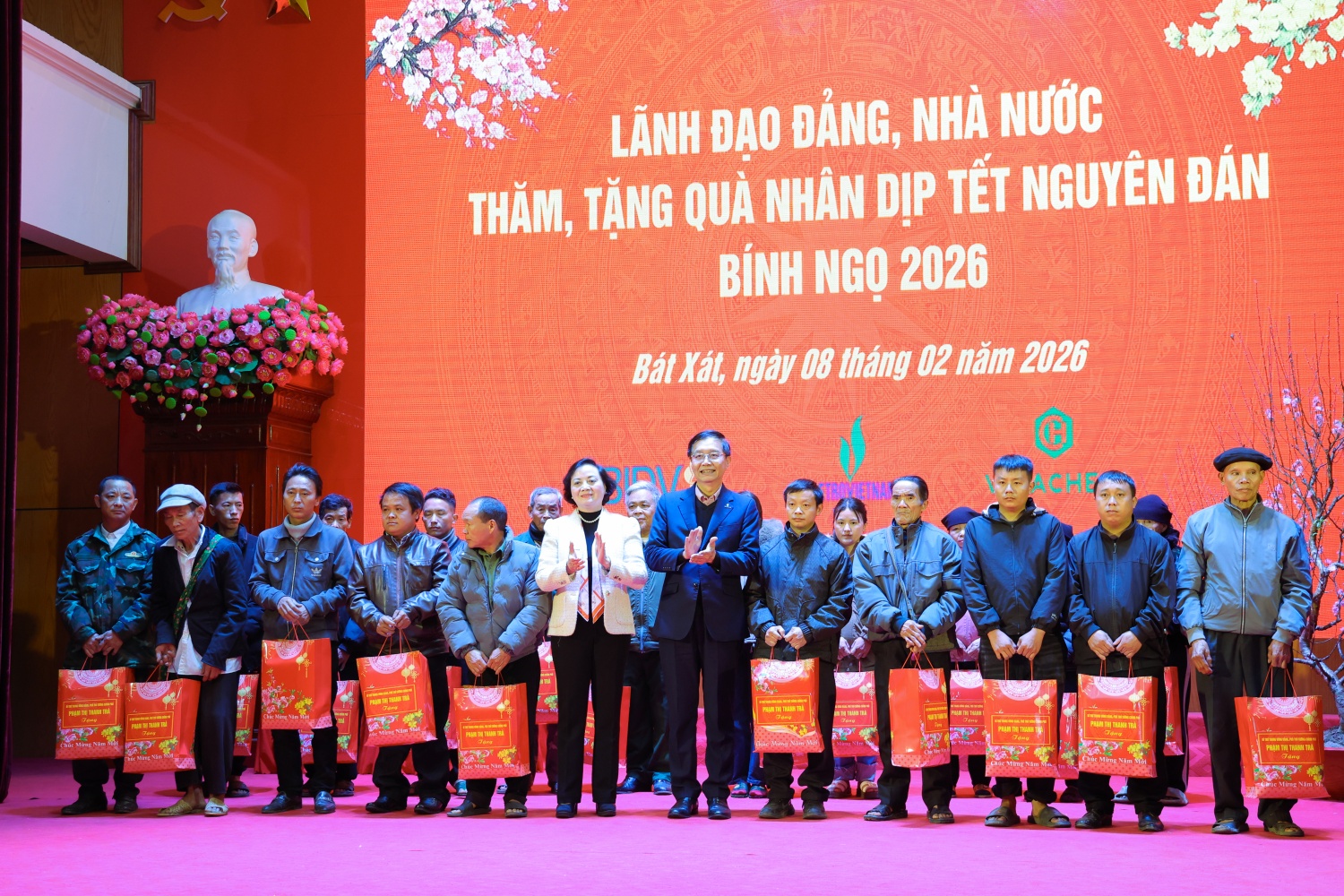 Phó Thủ tướng Phạm Thị Thanh Trà và đồng chí Trần Quang Dũng, Phó Bí thư thường trực Đảng ủy Petrovietnam trao quà Tết cho đại diện các hộ gia đình trên địa bàn xã Trịnh Tường và xã Bát Xát