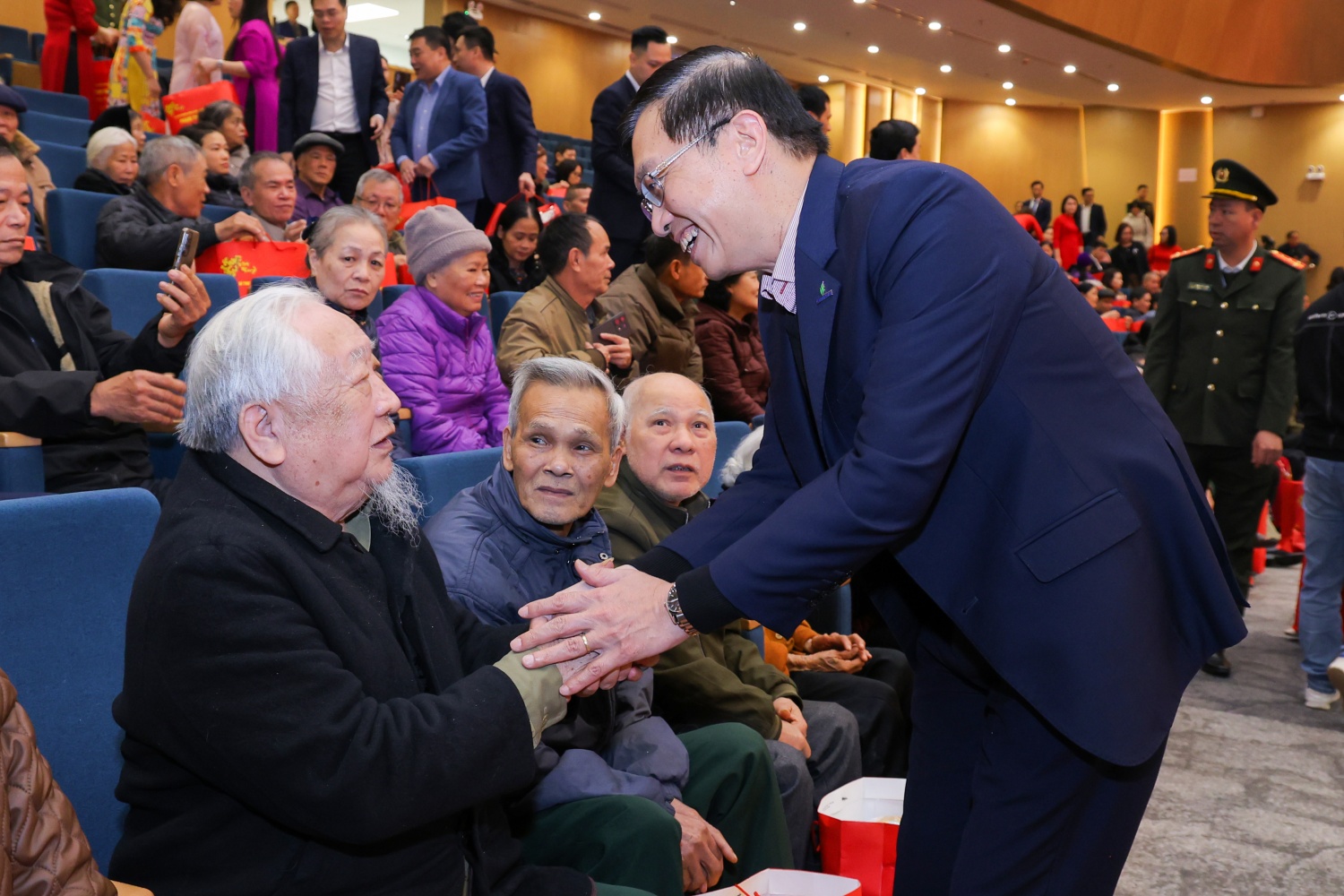 Đồng chí Trần Quang Dũng, Phó Bí thư thường trực Đảng ủy Petrovietnam trao quà Tết và thăm hỏi bà con nhân dân các dân tộc tỉnh Lào Cai