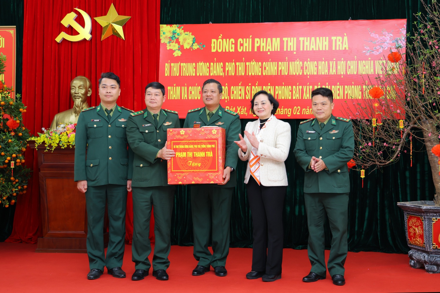 Phó Thủ tướng Phạm Thị Thanh Trà trao quà, chúc Tết và động viên cán bộ, chiến sĩ Đồn Biên phòng Bát Xát